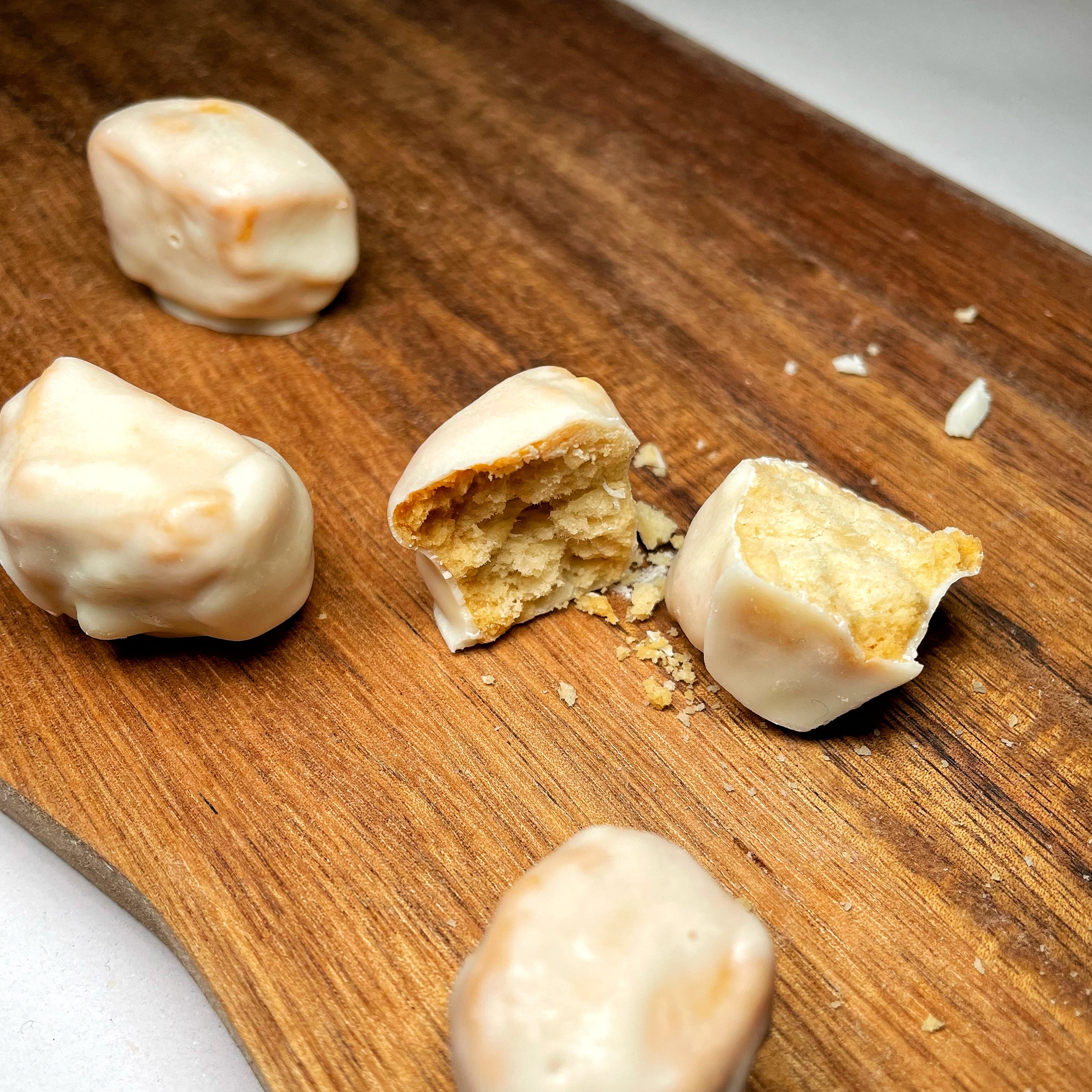 Tarallo Praline Covered with White Chocolate 100g